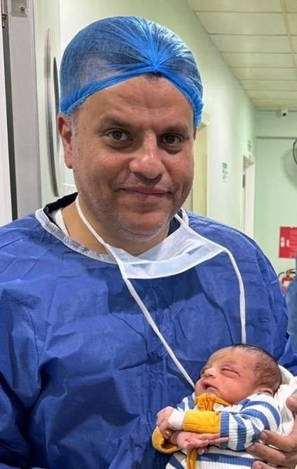 طبيب مصري ينقذ بصر رضيع عمره 24 ساعة من ورم نادر خلف العين 