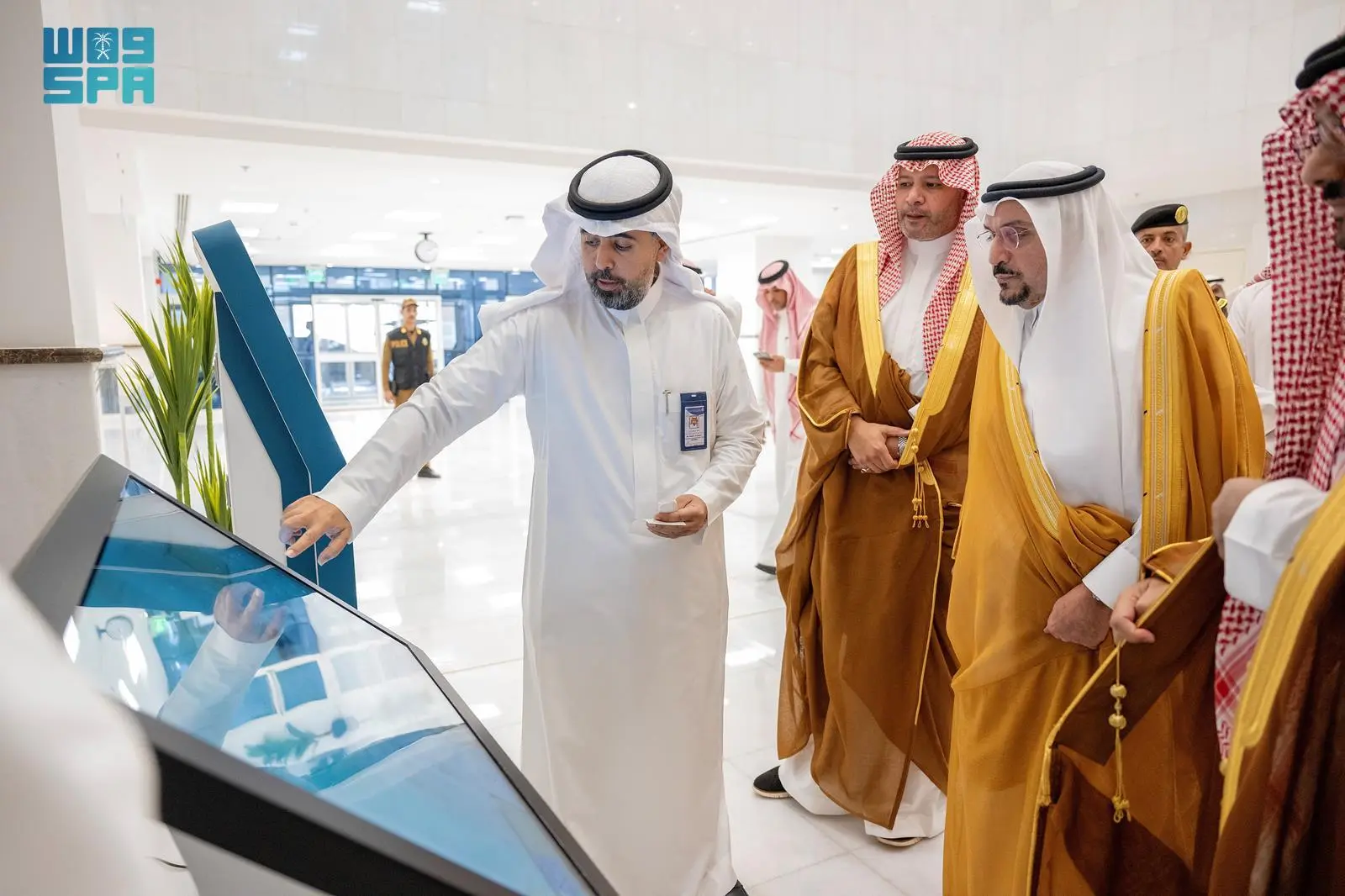 أمير القصيم يزور مستشفى الملك سلمان ببريدة