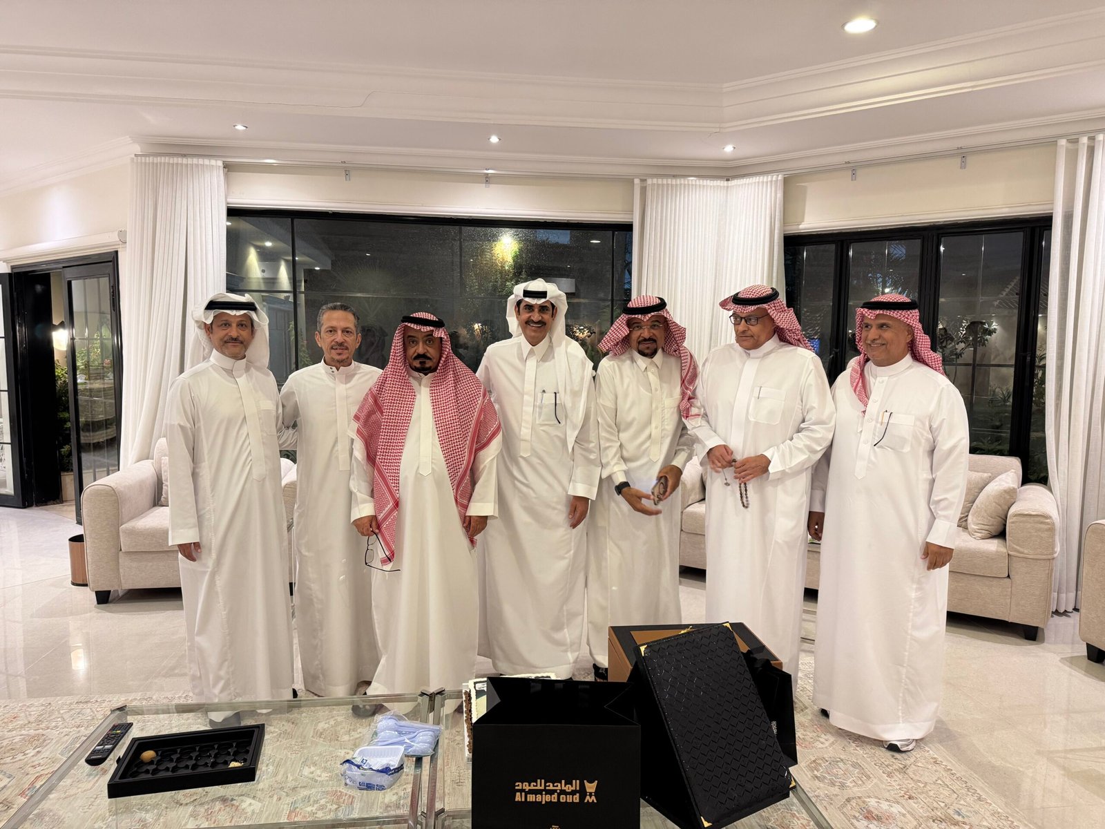 زملاء “تركي العتيبي” يودعونه بعد 34 عاما من العطاء في “تخصصي الرياض” 