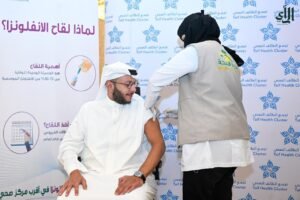 محافظ الطائف يتلقى لقاح الإنفلونزا الموسمية ويدعو لدعم الحملة الوطنية