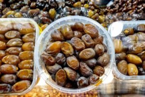 التمر أم البرقوق؟ دراسة تقارن بين فعالية الفاكهتين في مكافحة الإمساك