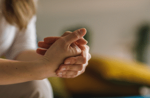 الطقطقة والتهاب المفاصل: لا علاقة تثبتها الدراسات