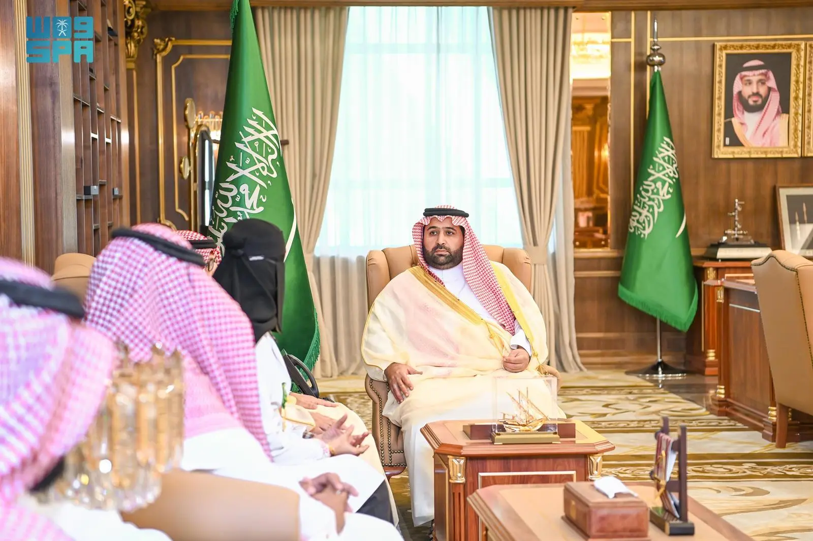 أمير جازان يطّلع على برامج ومبادرات جمعية التغذية العلاجية بالمنطقة 