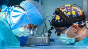 “التخصصي” ينجح في زراعة أصغر جهاز منظم لضربات القلب لمولودة تزن 2 كجم