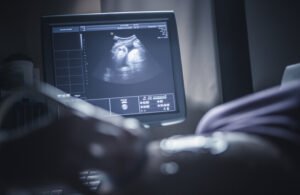 اكتشاف علاقة مباشرة بين عمر الأم وفشل تطور الأجنة بالتلقيح الاصطناعي