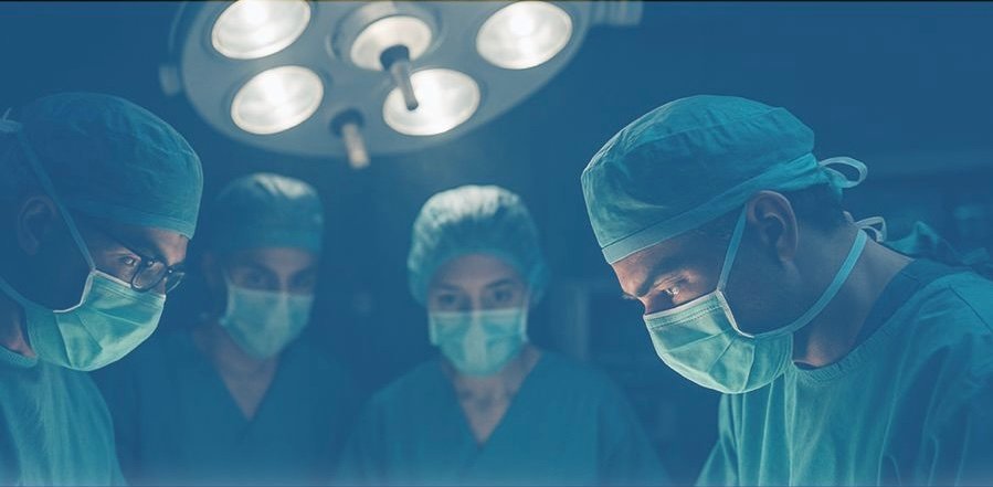 فريق طبي بتبوك يُنقذ حياة رضيع بعملية نادرة لإصلاح انسداد المريء 