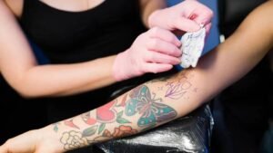 دراسة سويدية تحذّر: صلة محتملة بين حبر الوشم وزيادة خطر الإصابة بسرطان الجلد