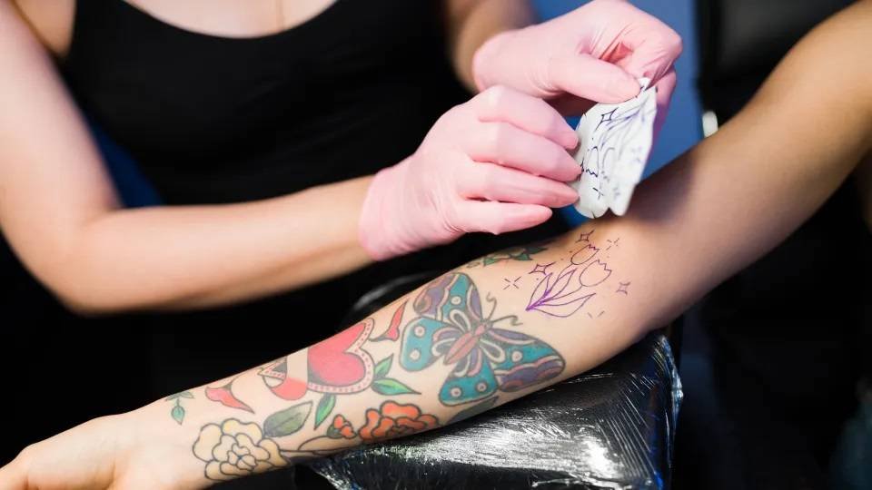 دراسة سويدية تحذّر: صلة محتملة بين حبر الوشم وزيادة خطر الإصابة بسرطان الجلد 