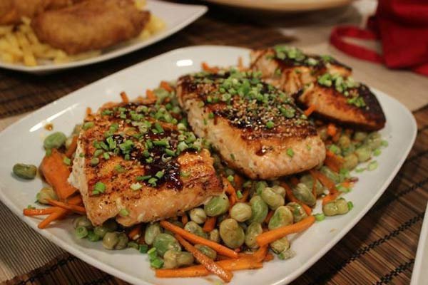 السلمون vs الدجاج: مقارنة حاسمة لاختيار أفضل بروتين للعضلات وصحة القلب 