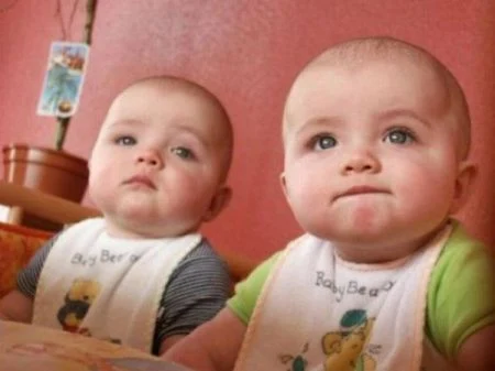 تحذير طبي: رغبة إنجاب التوائم تحمل مخاطر صحية كبيرة 