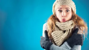 ليس مجرد طقس.. فقر الدم وقصور الغدة الدرقية وراء الشعور الدائم بالبرودة