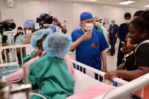 إنفاذاً لتوجيهات القيادة الرشيدة: بدء جراحة فصل التوأم السيامي الجامايكي في الرياض