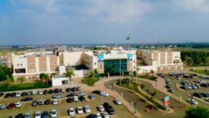 جازان تنجح في “ياماني”: زراعة عدسات متقدمة بتقنية التثبيت دون غرز