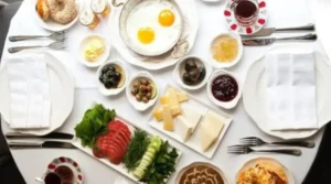 تجنبها في إفطارك الصباحي.. 5 أطعمة شائعة قد تسبب الخمول وتضر بصحة القلب