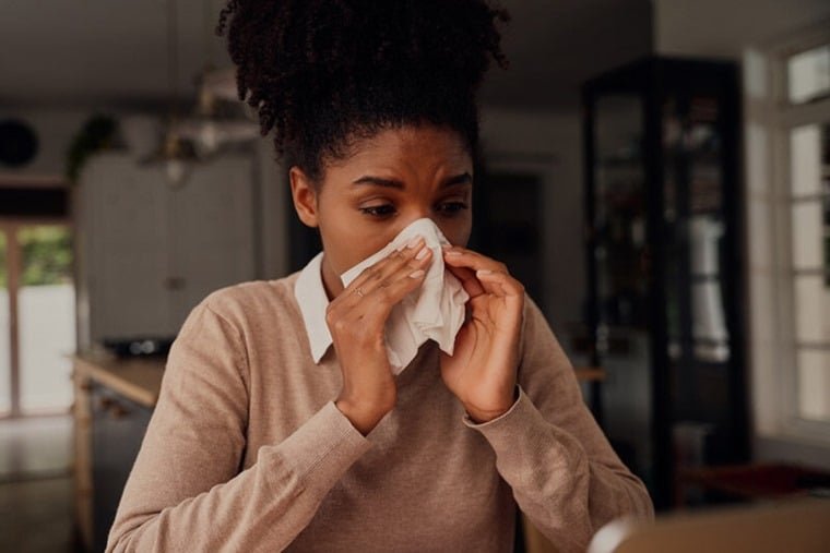 لون المخاط يكشف الخطر: الأخضر والأبيض السميك إشارة مباشرة لعدوى بكتيرية تتطلب العلاج 