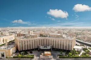 فريق طبي بـ “دله النخيل” يعيد مريضاً لحياته الطبيعية بعد إزالة حصوات قنوات البنكرياس المعقدة