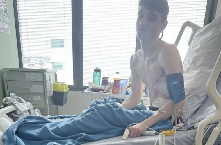 التدخين الإلكتروني يُدمر رئة مراهق: كتل سوداء محترقة تُستأصل من صدره 