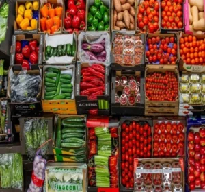 في بريطانيا: مبيدات مسرطنة تلوث 12 نوعاً من الفاكهة والخضار