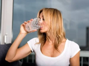 عادة غريبة: اكتشفوا طريقة “مضغ الماء” لترطيب أفضل وهضم أسهل