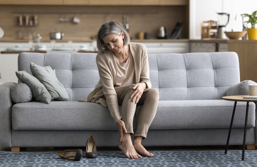 الشاي أم القهوة؟ دراسة تكشف المشروب الأفضل لتعزيز كثافة عظام النساء المسنات 