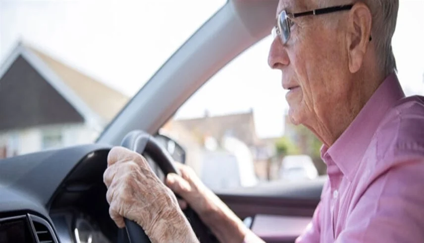 3 علامات تكشف الخرف مبكراً: تغير أنماط القيادة لدى كبار السن 