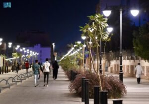 “رياضة الكسالى”: استشاري سكري يحذّر الشباب من المشي ساعة يومياً ويصفه بـ “تضييع الوقت”