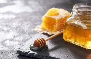 فقدان الفوائد وتكوّن السموم: تحذير طبي من تسخين العسل فوق 45 درجة مئوية