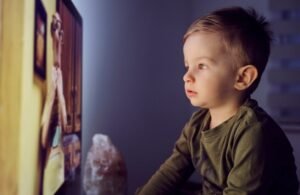 العلماء يحذرون: خيالية الرسوم المتحركة المفرطة تضر بتركيز الأطفال