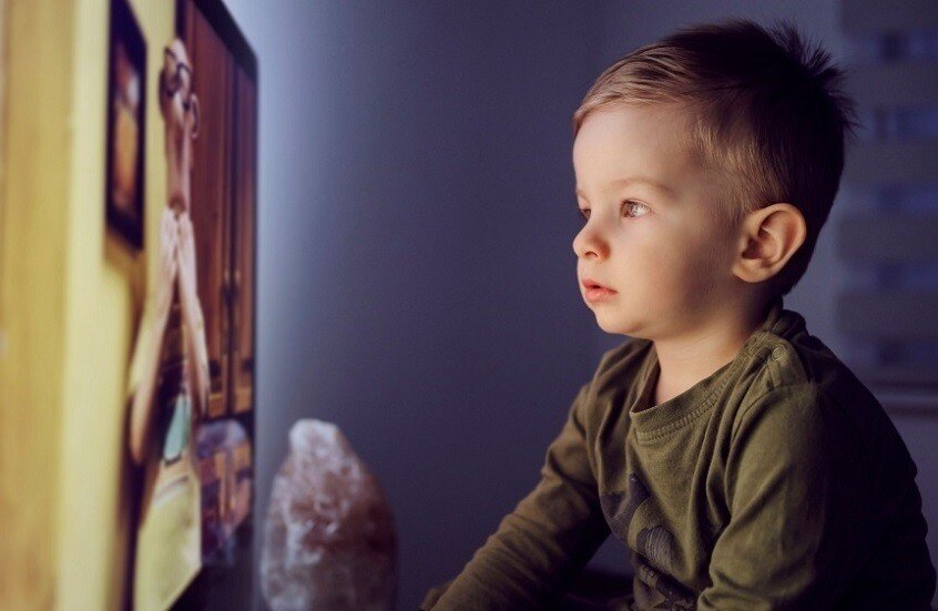 العلماء يحذرون: خيالية الرسوم المتحركة المفرطة تضر بتركيز الأطفال 