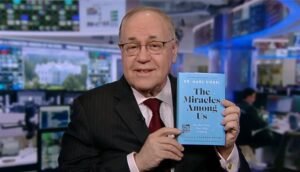 مزيج العلم والإيمان: كتاب جديد يثير الجدل حول دور “النعمة” في الشفاء.. وترمب يروّج له