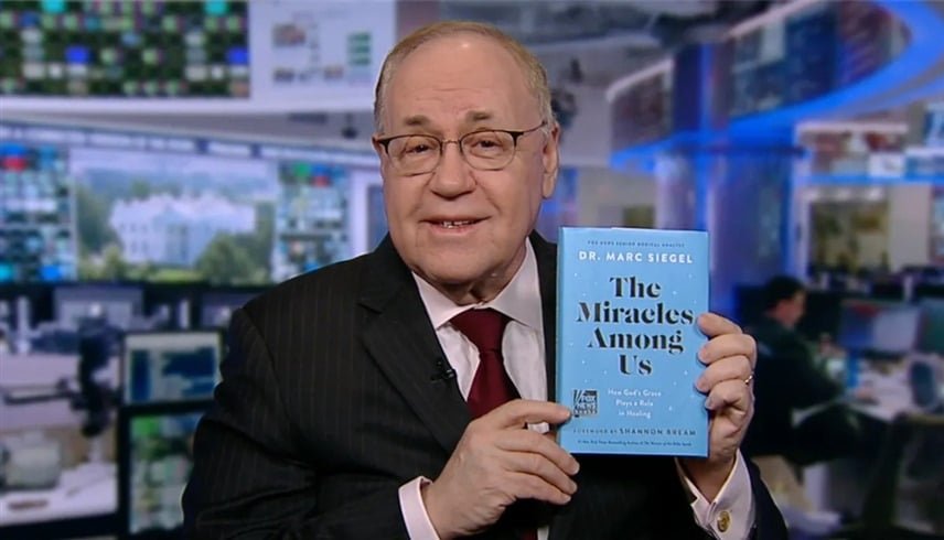 مزيج العلم والإيمان: كتاب جديد يثير الجدل حول دور “النعمة” في الشفاء.. وترمب يروّج له 