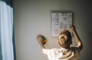 علاج غذائي واعد: مزيج من 3 مكملات يعكس أعراض التوحد في 7 أيام لدى الفئران