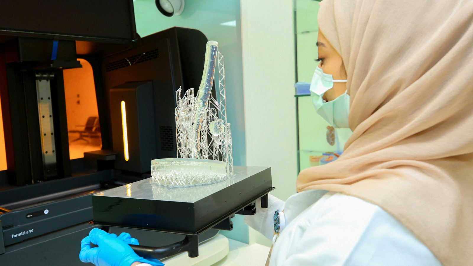 “التخصصي” ينجح في إنقاذ طرف مريض بجراحة دقيقة اعتمدت على تقنية الطباعة ثلاثية الأبعاد 