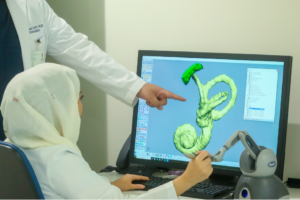 “التخصصي” يبتكر تقنية تعالج اعتلالات الأذن الداخلية باستخدام تقنية الطباعة ثلاثية الأبعاد متناهية الصغر