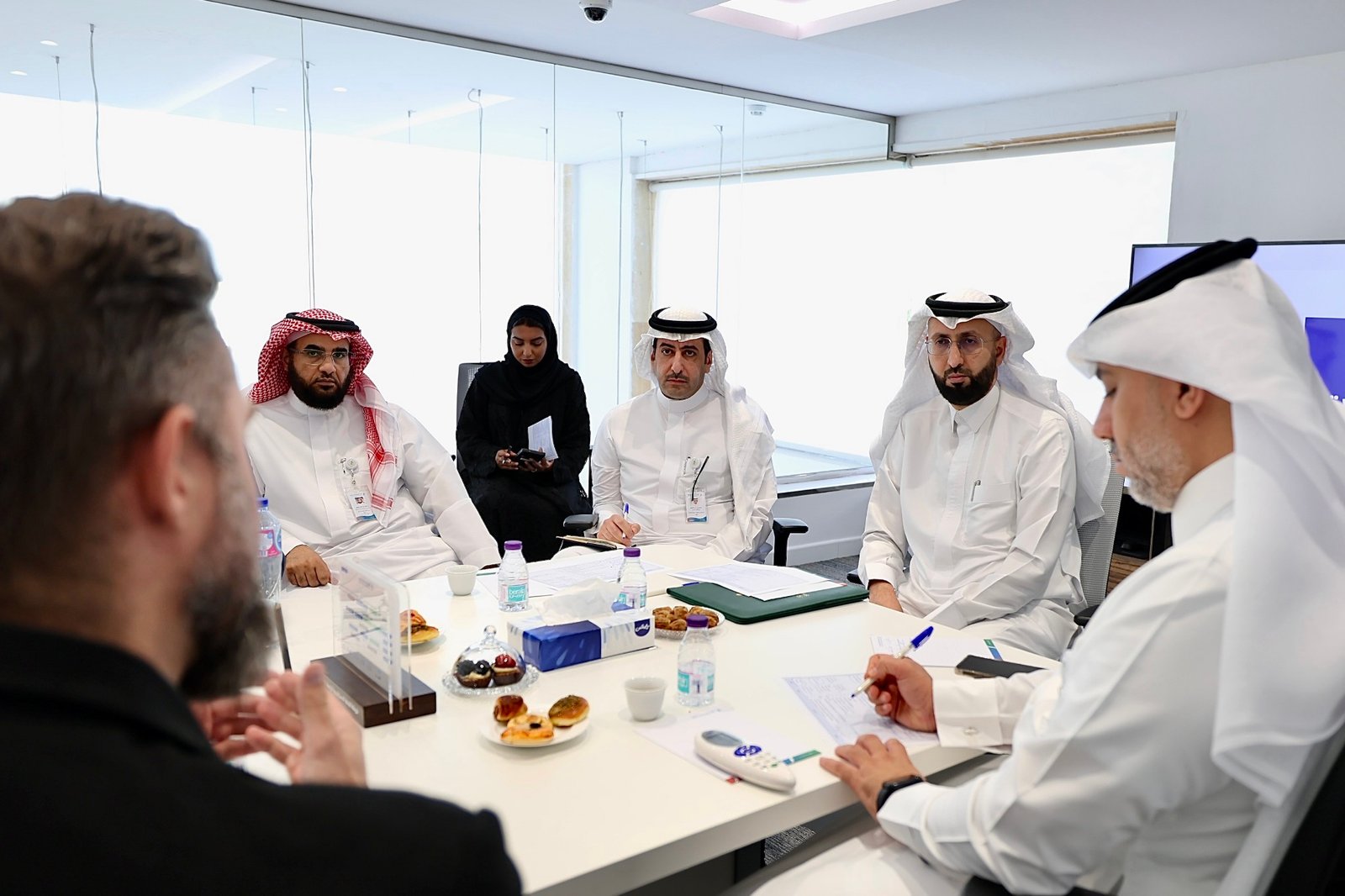 د. الجضعي يلتقي شركات ومواطنين في جدة لمناقشة تطوير المنظومة وتعزيز الجودة 