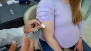 فايزر مصر تطرح لقاحاً “للحوامل” لحماية المواليد من مخاطر الفيروس المخلوي (RSV)