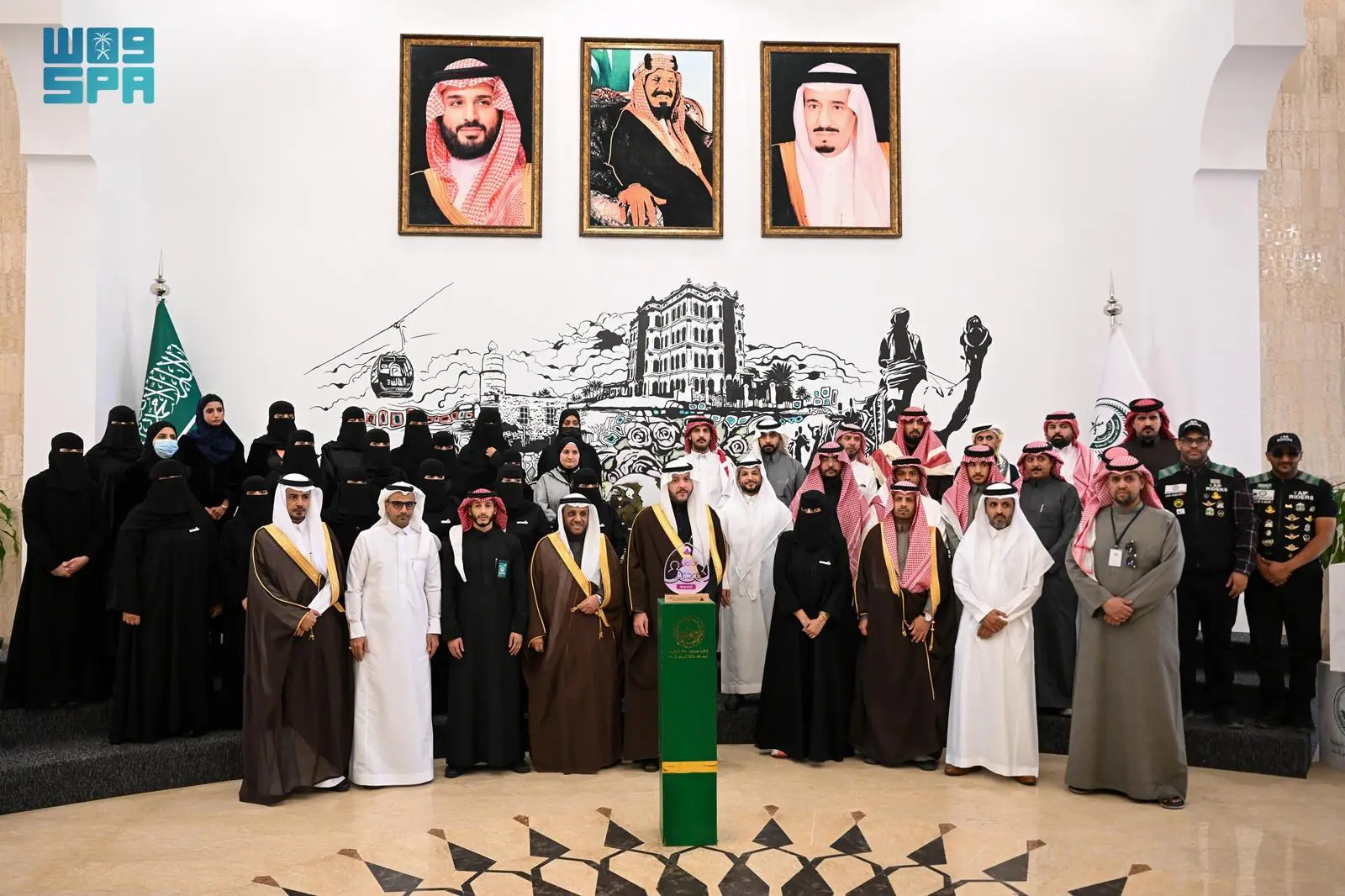 مُحافظ الطائف يكرّم الجهات المشاركة في فعاليات سرطان الثدي 