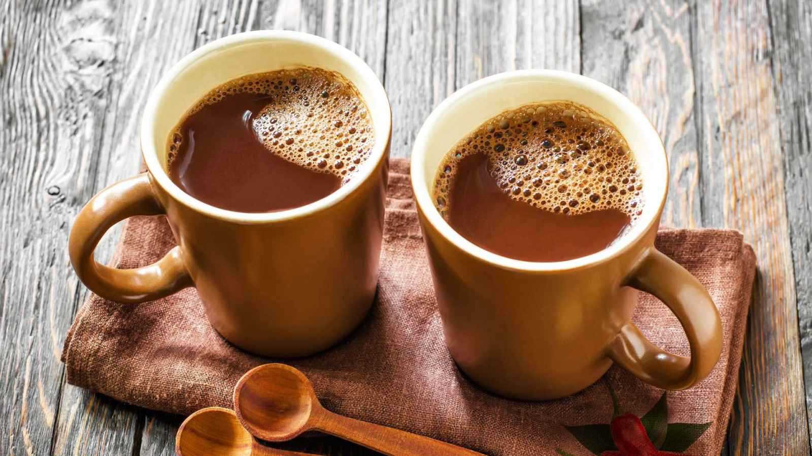 دراسة بريطانية: الكاكاو والشاي يحميان الشرايين من أضرار الجلوس الطويل للرجال 