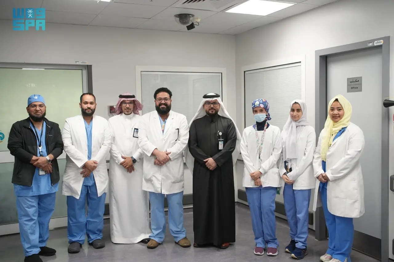 دقة “الروبوت الجراحي” تُنهي معاناة مريضين بمدينة الملك عبدالله الطبية بمكة 