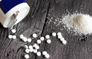 مخاطر الأسبارتام: دراسة تحذر من تضرر القلب والدماغ بسبب المحليات الصناعية