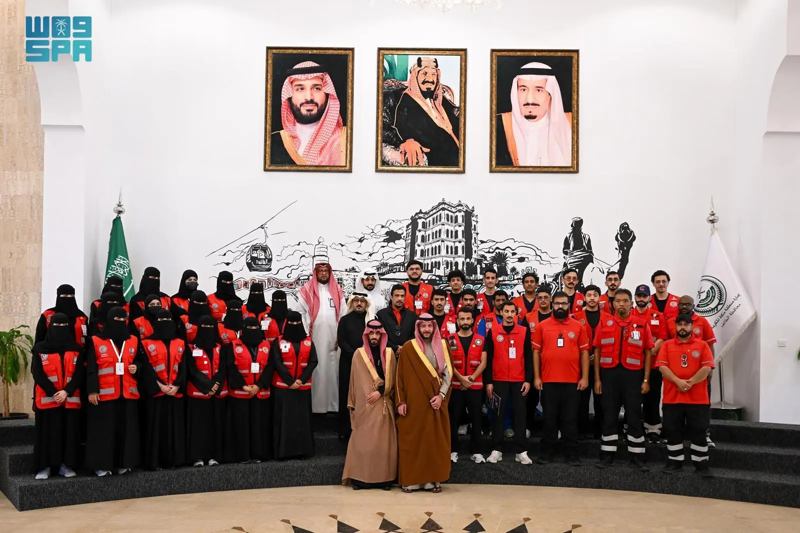 محافظ الطائف يكرّم متطوعي الهلال الأحمر بالمحافظة 