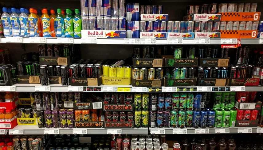 الكويت تُحاصر “مشروبات الطاقة”: قرارات سيادية لحماية الأجيال من خطر الكافيين 