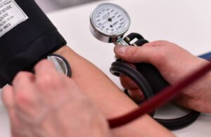 ليست ساعات النوم فقط.. عدم “انتظام المواعيد” يرفع خطر ضغط الدم بنسبة 71%