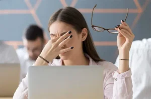 إدمان الشاشات يسبب “إرهاق العين المزمن” ويضعف جودة الرؤية