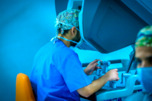 “التخصصي” يحقق إنجازًا عالميًا بإجراء عملية زراعة كبد من متبرعين أحياء تُنفّذ بالكامل باستخدام الجراحة الروبوتية