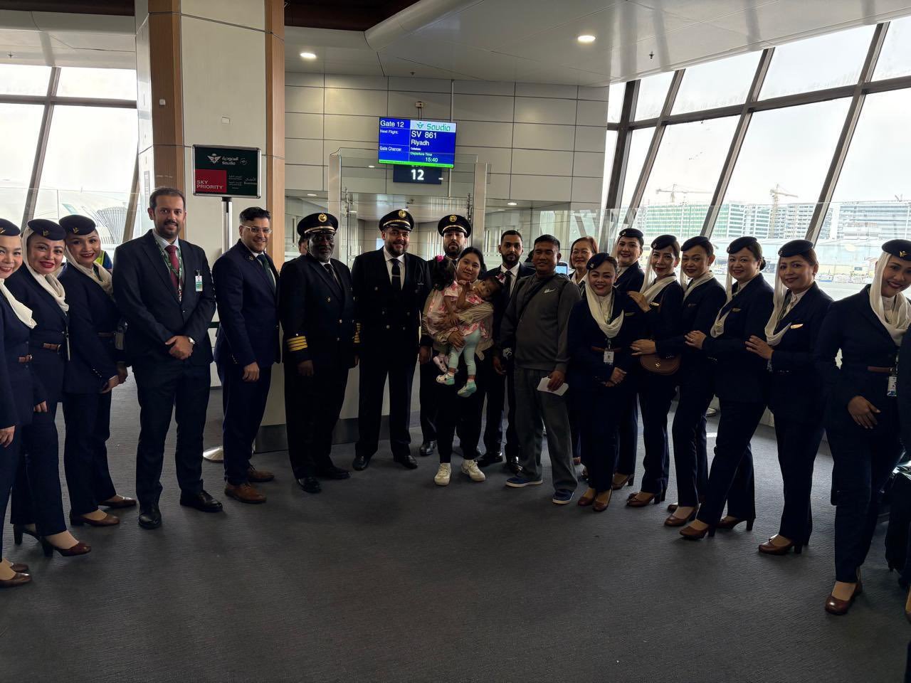 إنفاذاً لتوجيهات القيادة.. وصول التوأم السيامي الفلبيني “أوليفيا وجيانا” إلى الرياض 