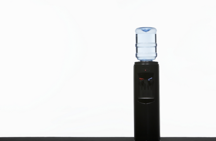 فخ المبردات.. بكتيريا خفية تسكن فوهات مياه الشرب 