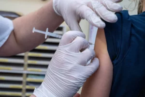 قوة التوقعات.. التفاؤل والنشاط الذهني يعززان مفعول اللقاحات