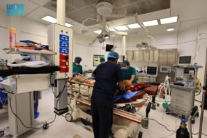 سباق مع الزمن في سقطرى.. إنقاذ يمني سبعيني من الموت