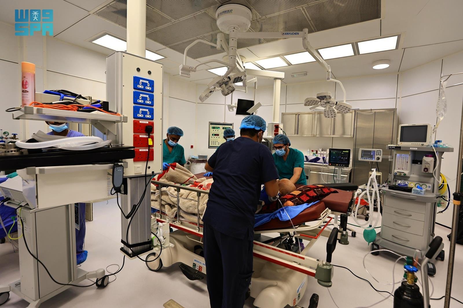 سباق مع الزمن في سقطرى.. إنقاذ يمني سبعيني من الموت 